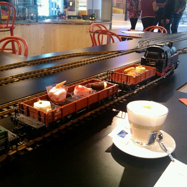 12/1/2013 tarihinde Vašek P.ziyaretçi tarafından Golden Pacific Café'de çekilen fotoğraf