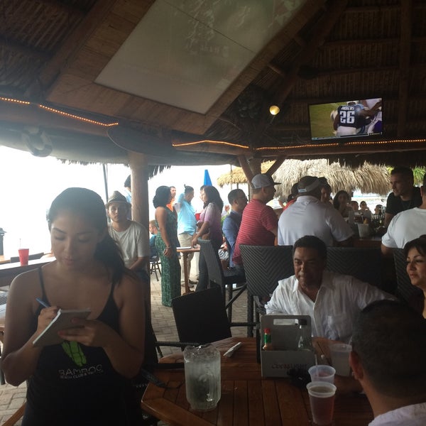 Foto tomada en Bamboo Beach Tiki Bar &amp; Cafe  por Carlos S. el 9/5/2015