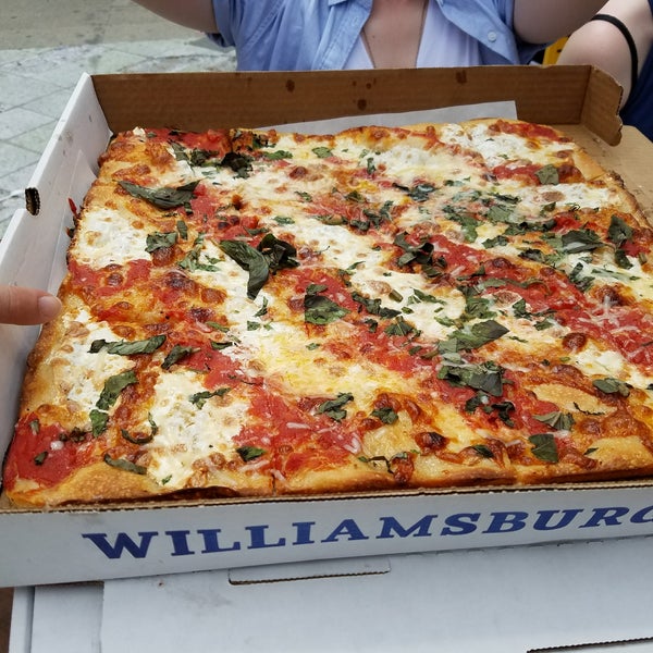 Das Foto wurde bei Williamsburg Pizza von Stephanie B. am 6/28/2017 aufgenommen