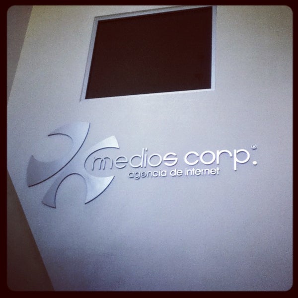 รูปภาพถ่ายที่ Medios Corp โดย Fidel M. เมื่อ 4/22/2013