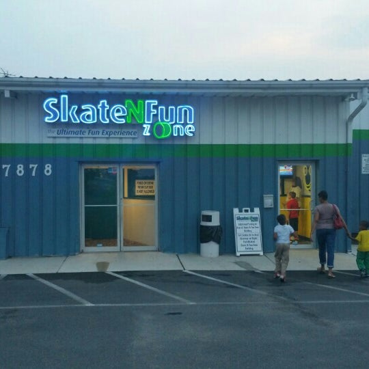 Foto scattata a Skate N Fun Zone da Abraham W. il 9/4/2015