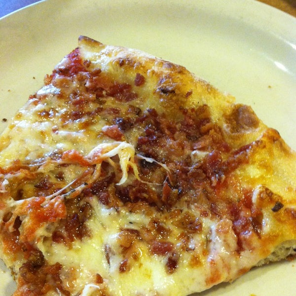 Foto tomada en Michael&#39;s Pizza, Pasta &amp; Grill  por Janet M. el 3/22/2013
