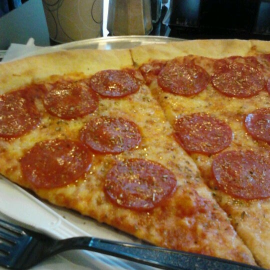 Снимок сделан в Vinny&#39;s NY Pizza пользователем Soe R. 11/3/2012
