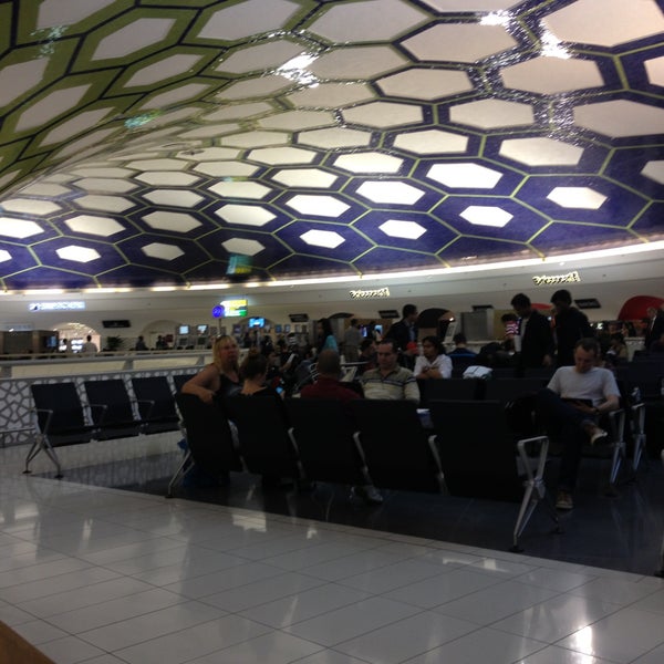 Снимок сделан в Международный аэропорт Абу-Даби (AUH) пользователем Ian 7/11/2013