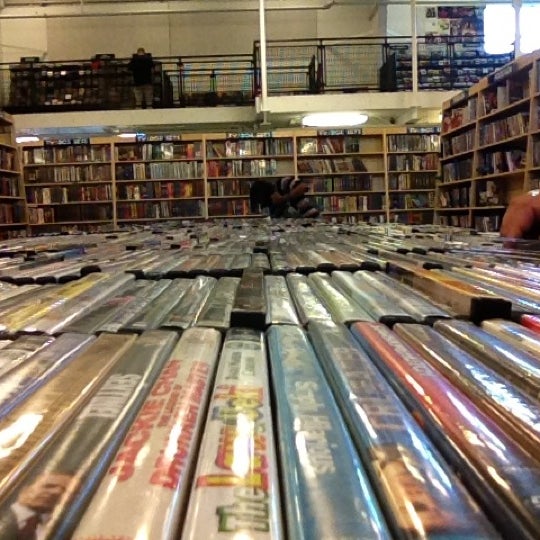 10/24/2012 tarihinde Darinziyaretçi tarafından McKay Used Books, CDs, Movies &amp; More'de çekilen fotoğraf