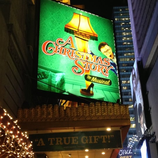 Снимок сделан в A Christmas Story the Musical at The Lunt-Fontanne Theatre пользователем Micheline B. 12/13/2012