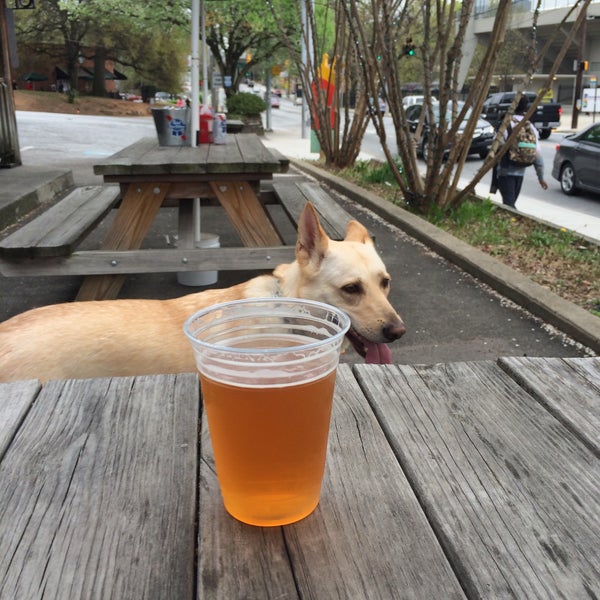 Photo prise au Woody&#39;s Famous CheeseSteaks par Taylor le3/26/2015