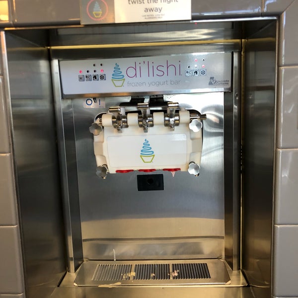 Photo taken at di&#39;lishi frozen yogurt bar by Rafael A. on 5/12/2019
