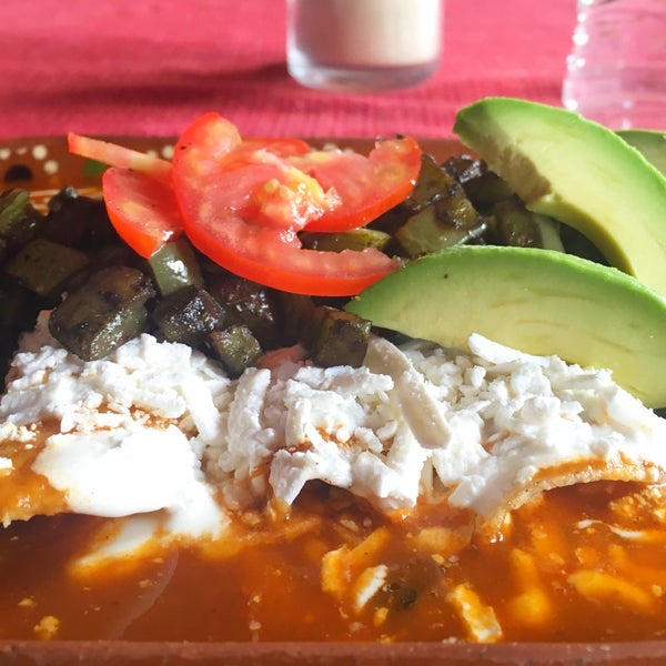 Das Foto wurde bei El Manzanillo Restaurante von Cesar G. am 6/14/2017 aufgenommen