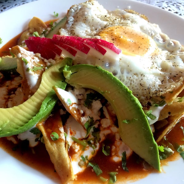 Das Foto wurde bei El Manzanillo Restaurante von Cesar G. am 4/27/2015 aufgenommen