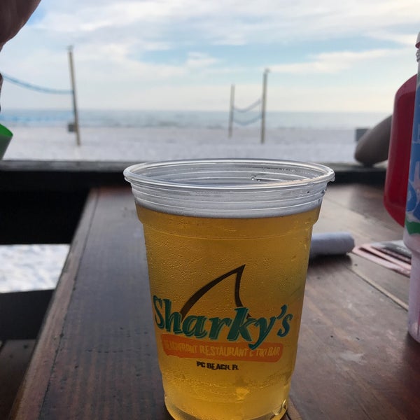 Снимок сделан в Sharky&#39;s Beachfront Restaurant пользователем Josh L. 6/10/2019