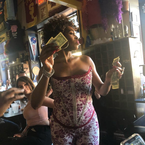 12/15/2019にJohnika D.がNellie&#39;s Sports Barで撮った写真