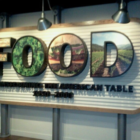 Foto tirada no(a) FOOD: Transforming the American Table 1950–2000 por Johnika D. em 12/23/2012