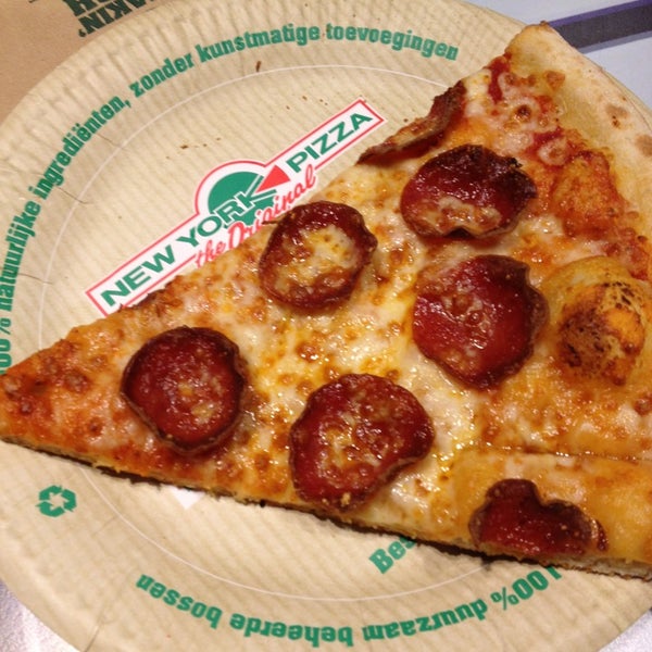 Photo prise au New York Pizza par Johnika D. le6/1/2013