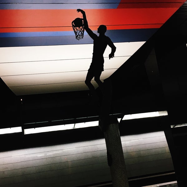 Каких спортсменов нет на потолке станции цска