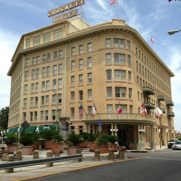 Foto tirada no(a) The Historic Crockett Hotel por Sheila em 6/23/2013