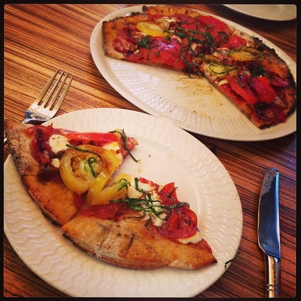 รูปภาพถ่ายที่ Malawi&#39;s Pizza Provo Riverwoods โดย Jenna เมื่อ 11/23/2013