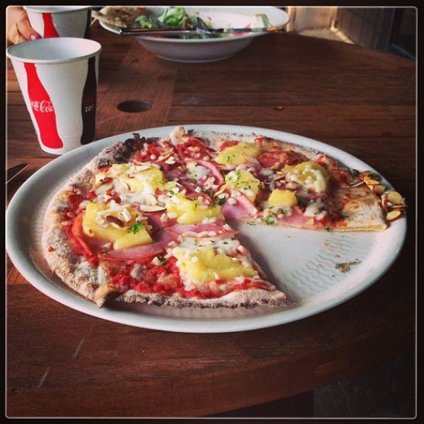 รูปภาพถ่ายที่ Malawi&#39;s Pizza Provo Riverwoods โดย Jenna เมื่อ 9/17/2013
