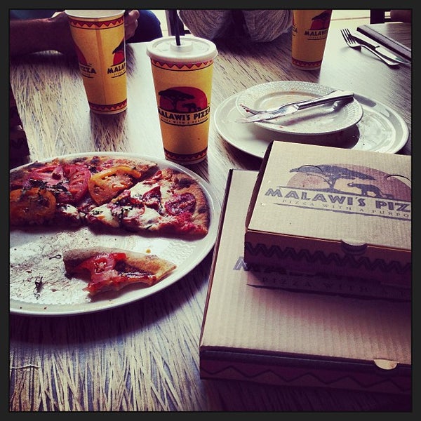 รูปภาพถ่ายที่ Malawi&#39;s Pizza Provo Riverwoods โดย Jenna เมื่อ 9/10/2013