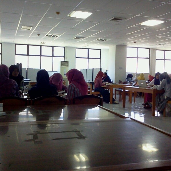 Foto diambil di UPT Perpustakaan Unsyiah oleh Ernie V. pada 3/15/2013