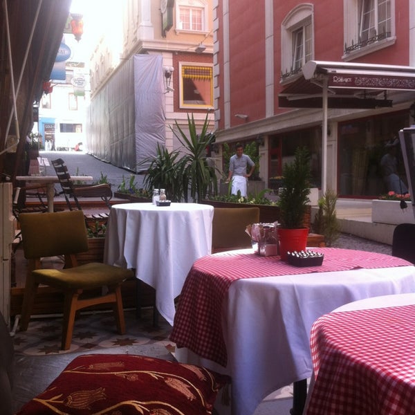 Das Foto wurde bei Faros Restaurant Sirkeci von lerarunge am 3/31/2013 aufgenommen