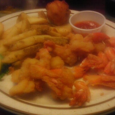 Снимок сделан в Lowery&#39;s Seafood Restaurant пользователем Jon W. 9/15/2012