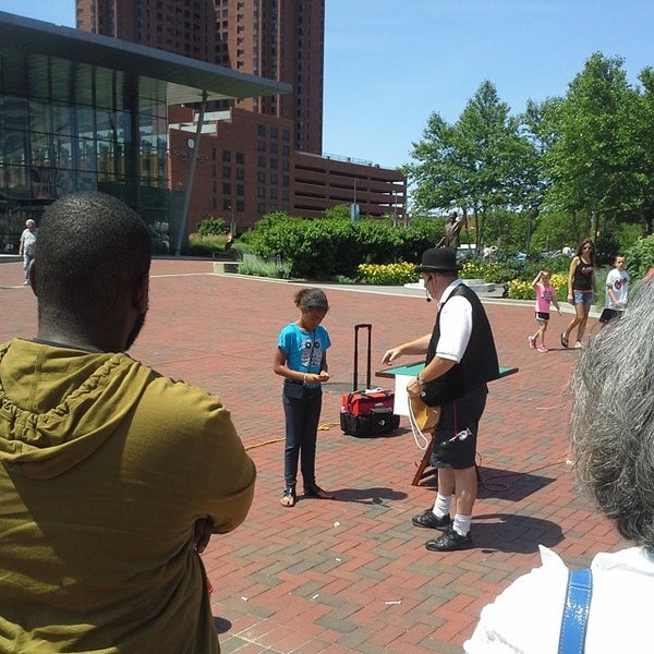 Foto tirada no(a) Baltimore Visitor Center por Jon W. em 6/15/2014