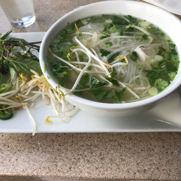 Foto diambil di Basilic Vietnamese Grill oleh Nikki pada 10/2/2018