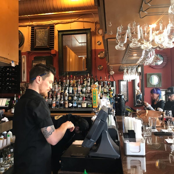 Das Foto wurde bei Carmel&#39;s Restaurant &amp; Bar von Nikki am 1/25/2020 aufgenommen