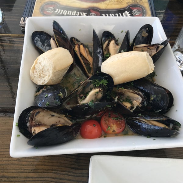 4/27/2017에 Nikki님이 The Pirate Republic Seafood &amp; Grill에서 찍은 사진