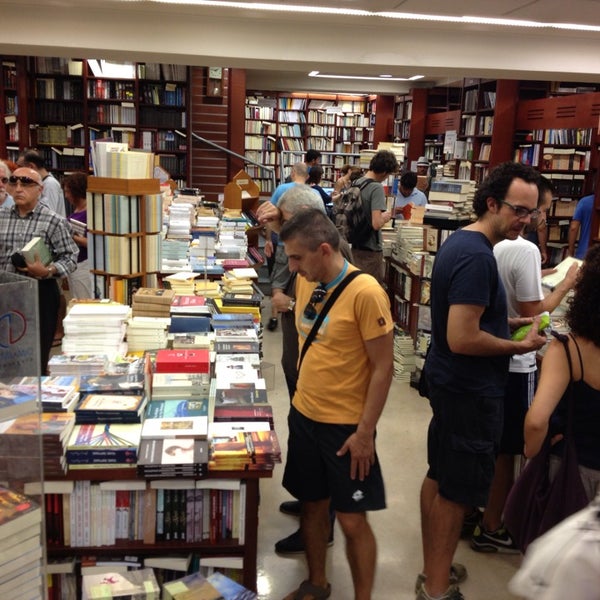 Foto diambil di Politeia Bookstore oleh Kyriakos M. pada 8/3/2013