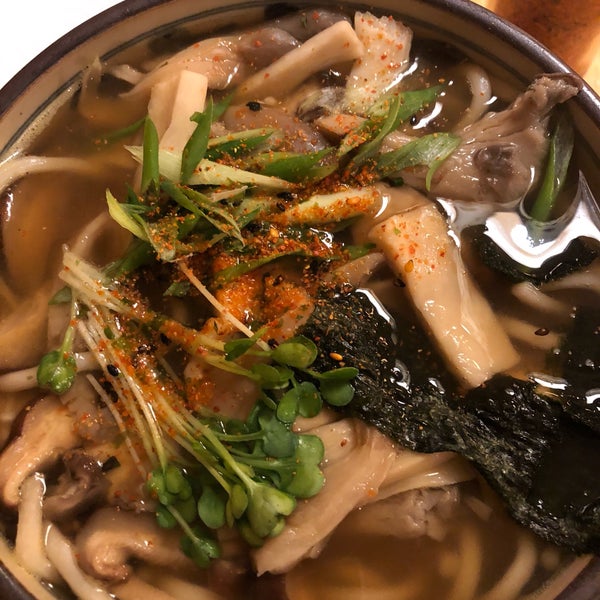 Foto scattata a Cha-Ya Vegetarian Japanese Restaurant da Jessica L. il 12/21/2018