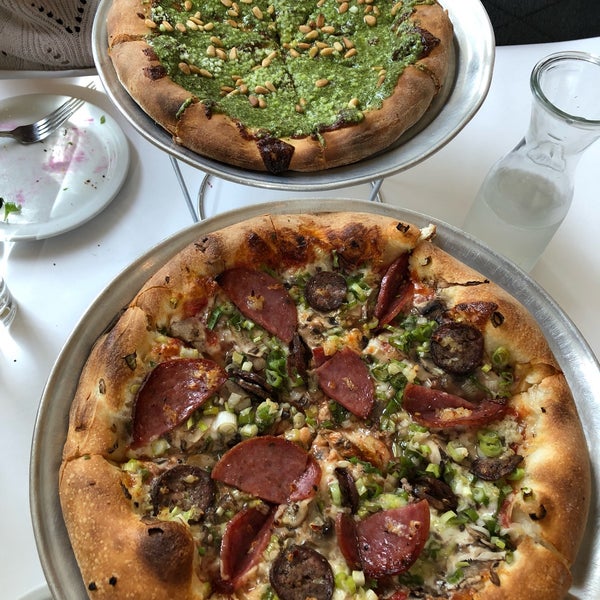 Foto diambil di Pauline&#39;s Pizza &amp; Wine Bar oleh Jessica L. pada 6/16/2018