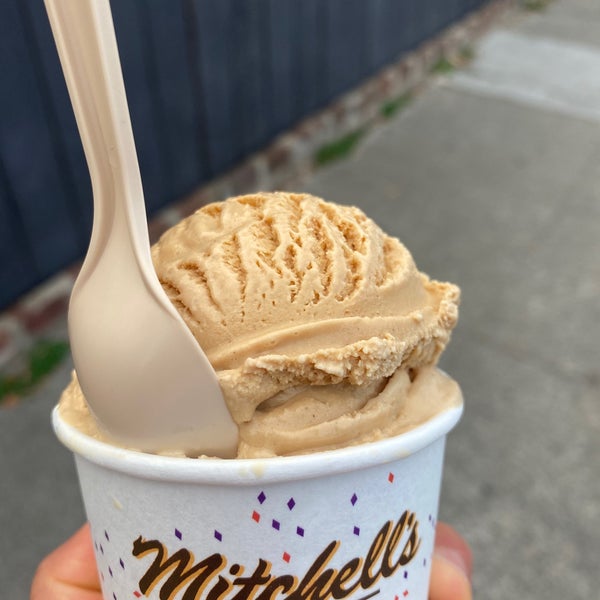 Снимок сделан в Mitchell&#39;s Ice Cream пользователем Jessica L. 8/25/2021