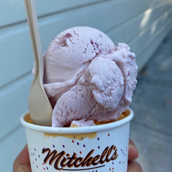 รูปภาพถ่ายที่ Mitchell&#39;s Ice Cream โดย Jessica L. เมื่อ 6/11/2021
