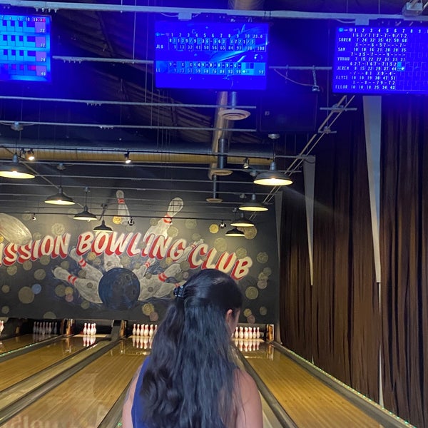 Foto tirada no(a) Mission Bowling Club por Jessica L. em 9/3/2023