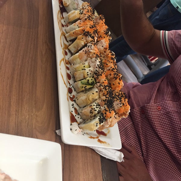 Photo taken at The Sushi &amp; Salads, Co. by Dena C. on 10/15/2016