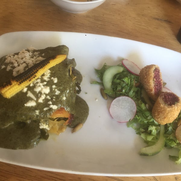 รูปภาพถ่ายที่ Pachuco Restaurante โดย Dena C. เมื่อ 4/27/2017