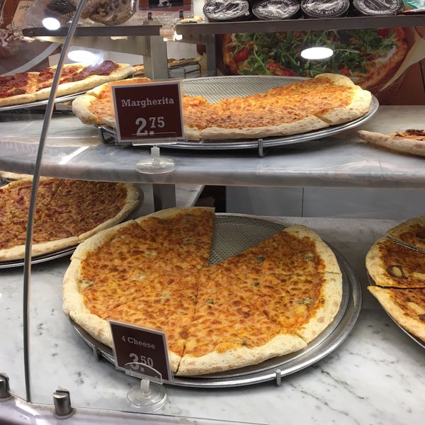 Снимок сделан в New York Pizza пользователем T.G.E 12/11/2016