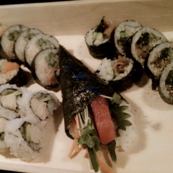 Foto tirada no(a) Zilla Sake (Sushi &amp; Sake) por Holly R. em 6/25/2013