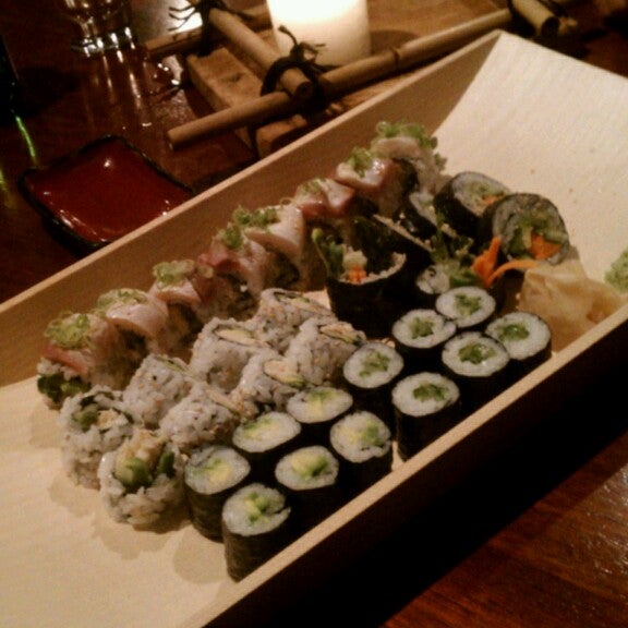 Foto tirada no(a) Zilla Sake (Sushi &amp; Sake) por Holly R. em 4/12/2013