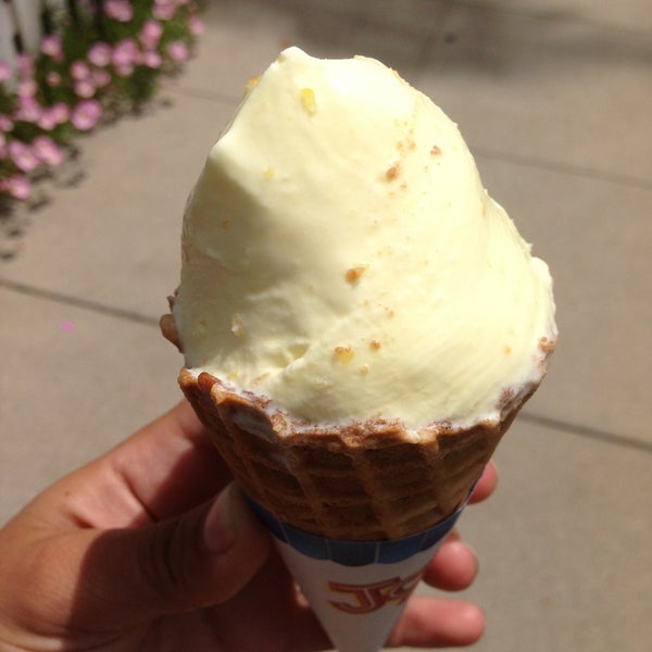 Foto scattata a Mission Street Ice Cream and Yogurt - Featuring McConnell&#39;s Fine Ice Creams da Roza il 4/23/2013