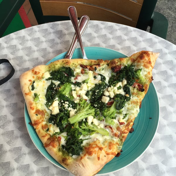 Foto tomada en Serrano&#39;s Pizza  por Zachary B. el 8/5/2015