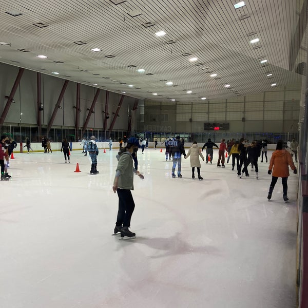 รูปภาพถ่ายที่ Yerba Buena Ice Skating &amp; Bowling Center โดย Zachary B. เมื่อ 2/15/2022