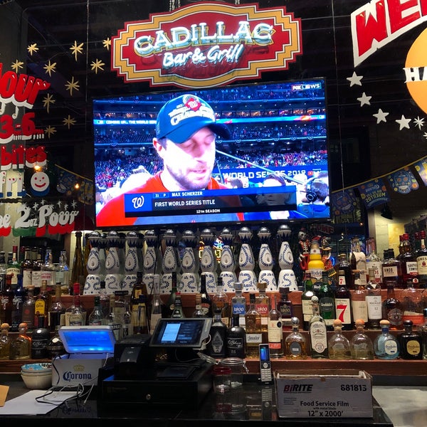 Foto scattata a Cadillac Bar &amp; Grill da Zachary B. il 10/31/2019