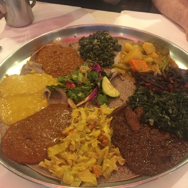 รูปภาพถ่ายที่ Demera Ethiopian Restaurant โดย Zachary B. เมื่อ 6/11/2017