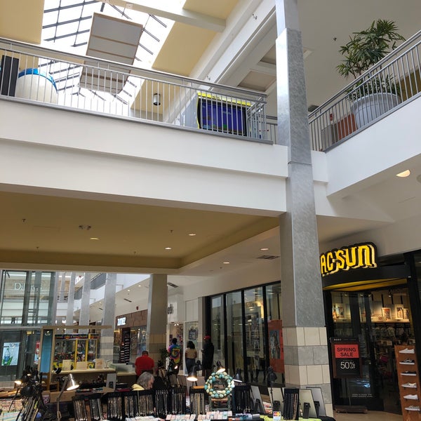 Das Foto wurde bei St. Clair Square Mall von Zachary B. am 4/9/2019 aufgenommen