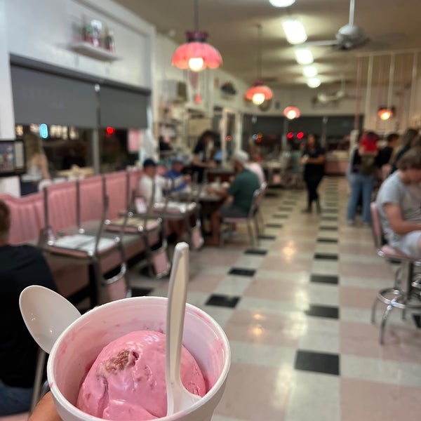 4/9/2022 tarihinde Zachary B.ziyaretçi tarafından Sugar Bowl Ice Cream Parlor Restaurant'de çekilen fotoğraf