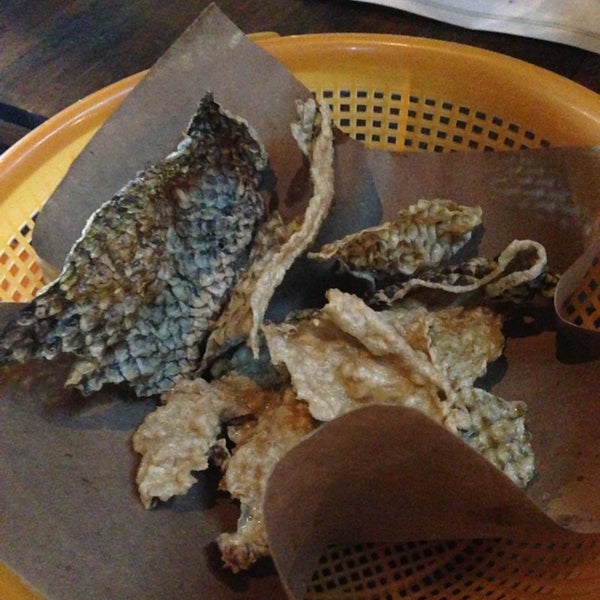 Buenerrimo el chicharron de pescado!!! El tiradito de pescado con naranja y sal de gusano delicioso!!!