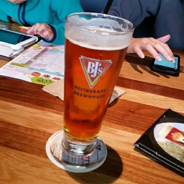Photo taken at BJ&#39;s Restaurant &amp; Brewhouse by Kevin H. on 10/4/2015